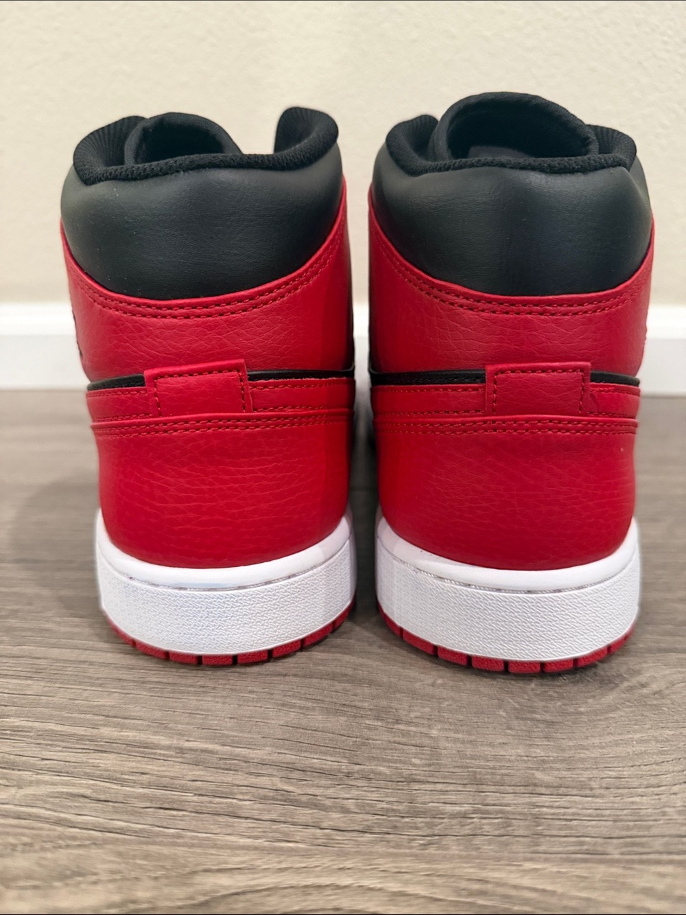 Nike Air Jordan 1 Mid Banned Black Red White 554724-074 Men’s Size 12 - Picture 3 of 8